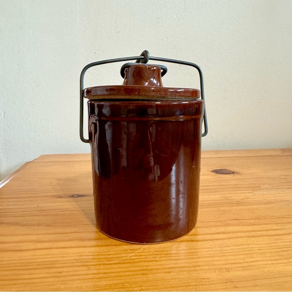 Vintage 60s Brown Stoneware Crock with Lid Metal Closure Kitchen Pantry - Picture 2 of 7